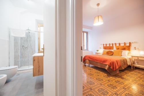罗马Gazometro Rome - Holiday House的一间卧室配有一张床,浴室设有浴缸