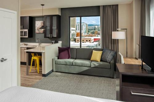 博伊西Residence Inn by Marriott Boise Downtown City Center的带沙发的客厅和厨房