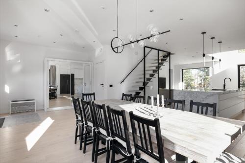 斯德哥尔摩Stylish and spacious family home的用餐室以及带大型木桌和椅子的厨房