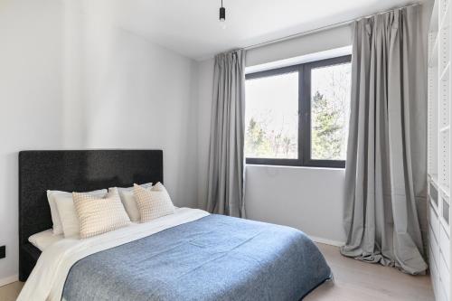 斯德哥尔摩Stylish and spacious family home的一间卧室设有一张床和一个大窗户