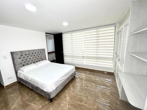 Apartamento hermoso en el mejor barrio Medellín客房内的一张或多张床位