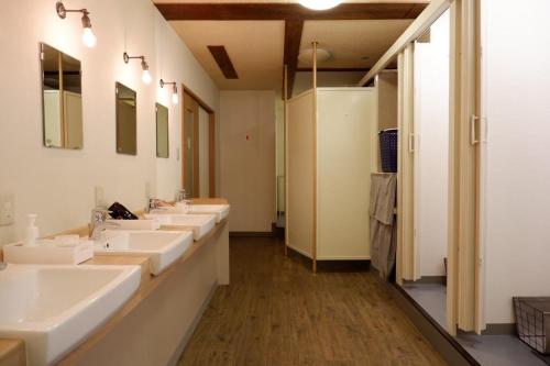 小樽otaru - Hotel - Vacation STAY 60515v的浴室设有一排盥洗盆和镜子