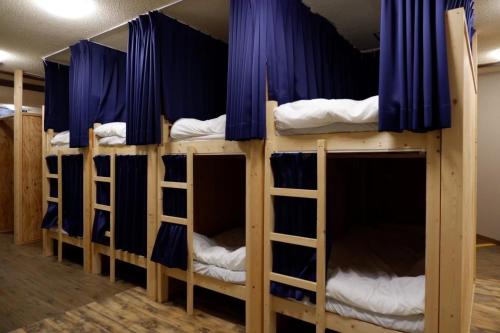 小樽otaru - Hotel - Vacation STAY 60515v的配有蓝色窗帘的客房内的四张双层床