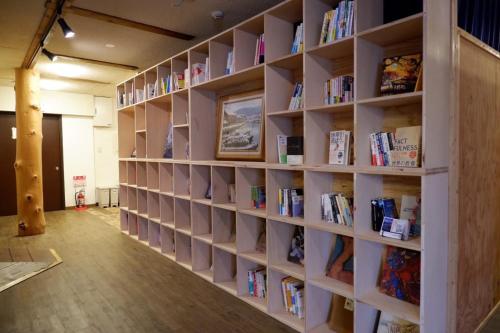 小樽otaru - Hotel - Vacation STAY 60515v的书架上装满了书