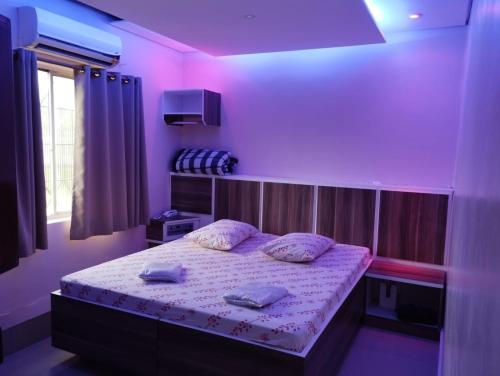 圣贝尔纳多-杜坎普Hotel Simba的一间卧室配有一张紫色灯床