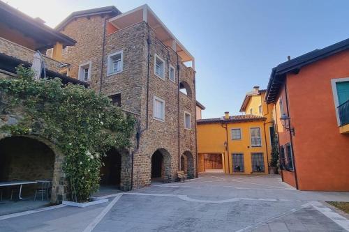Monti di Licciana NardiAppartamento La Mimosa的一座大砖砌建筑,在城市里有一个庭院