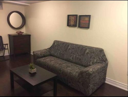 Cozy & Spacious Suite with Private Bathroom near Toronto Airport !的休息区