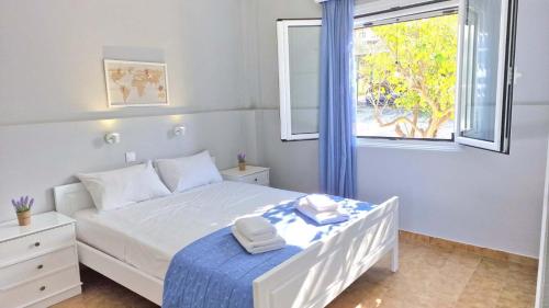 克拉法吉亚My Cretan Village by Go4sea的卧室配有白色的床和窗户。