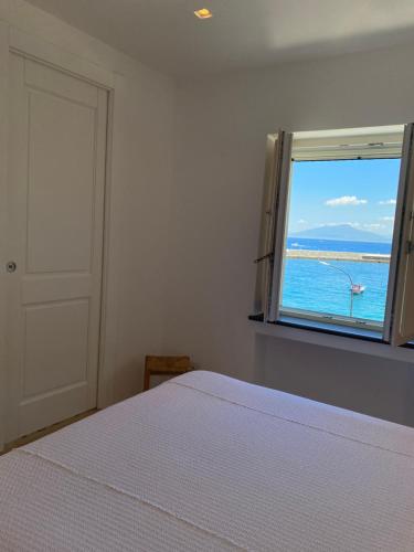 卡普里La Baia di Napoli的一间卧室设有海景窗户