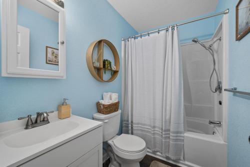 斩魔山Beach Twin B KDH123B的浴室配有白色卫生间和淋浴。
