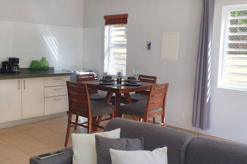 简蒂埃尔Gamay Souterrain Apartment, near beach in Curaçao的一间带桌椅的客厅和一间厨房