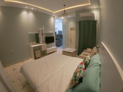 赫尔格达Dive Hostel Hurghada的一间大卧室,配有一张大床和一张沙发