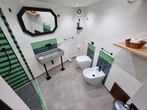 巴勒莫Casa Monviso Le fuoriserie的一间带水槽、卫生间和镜子的浴室