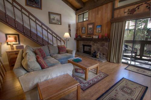 南太浩湖Bear Lake Hideaway condo的带沙发和壁炉的客厅