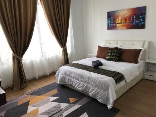 莎阿南Elmina near Denai Alam, Saujana Utama with Wi-Fi & Netflix的一间卧室设有一张大床和一个大窗户