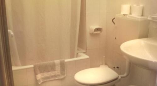 卡罗维西阿曼达酒店的浴室配有卫生间、淋浴和盥洗盆。