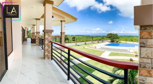 锡基霍尔La Candura的带阳台的别墅,享有泳池美景