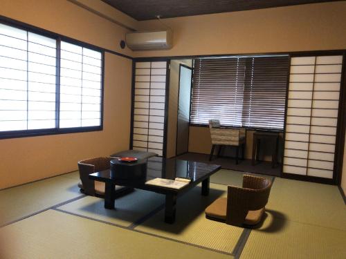 箱根箱根山景酒店的客房设有桌椅和窗户。