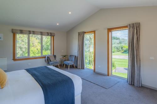 OtakiAnam Cara Gardens luxury Villa的一间卧室配有一张床,享有高尔夫球场的景色