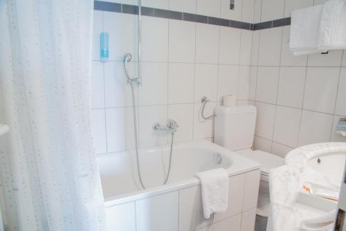 克莱恩 蒙塔纳杜拉克酒店的带淋浴、浴缸和卫生间的浴室