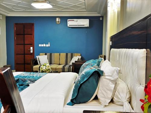 雅温得Hotel Le Kremlin Yaoundé的客厅配有床和沙发