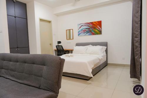 TranquerahCOZY Bali Residence Apartment NEARBY KLEBANG BEACH的一间卧室配有一张床和一张沙发