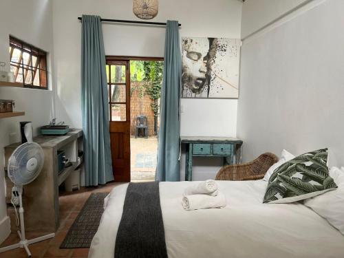 比勒陀利亚Guesthouse @ 31 Murray的卧室配有床、书桌和门