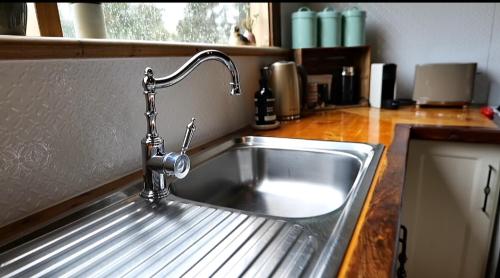 BarwiteBaroona Cottage的不锈钢厨房水槽和水龙头