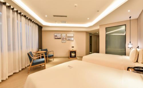 北京北京复兴门亚朵酒店的酒店客房配有两张床和一张书桌