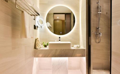 北京北京复兴门亚朵酒店的一间带水槽和镜子的浴室