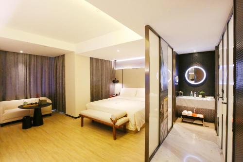 成都成都太古里亚朵S酒店的一间酒店客房 - 带一张床和一间浴室