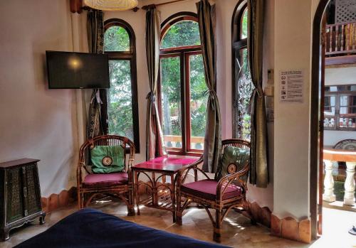 廊开玛米花园旅馆的一间房间,配有椅子和窗户