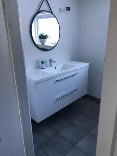 莱姆维Ny Roesgaard的白色的浴室设有水槽和镜子
