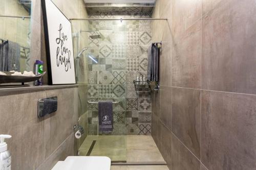 内罗毕Amani Luxury Apartments Nairobi的带淋浴和卫生间的浴室