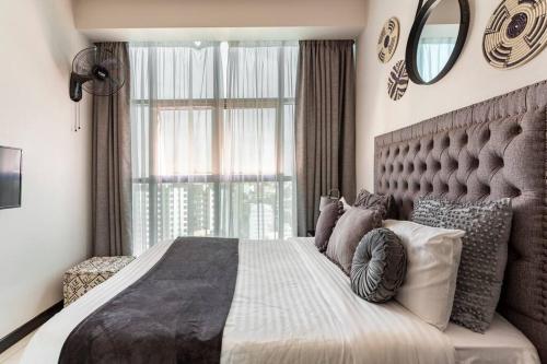 内罗毕Amani Luxury Apartments Nairobi的一间卧室设有一张大床和大窗户