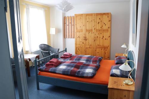 奥斯赛拜-屈隆斯博恩Pension Lotte的一间卧室配有橙色床和铺着地毯的卧室