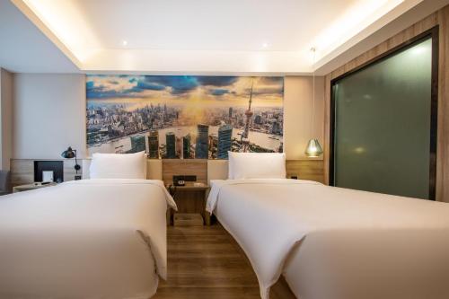 上海上海陆家嘴八佰伴亚朵酒店的两张位于酒店客房的床,墙上挂着一幅画