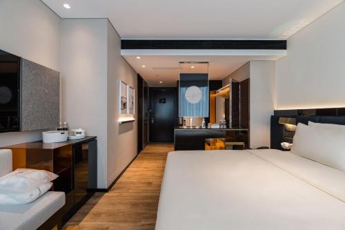 上海上海陆家嘴金融中心亚朵S酒店的一间带大床的卧室和一间客厅