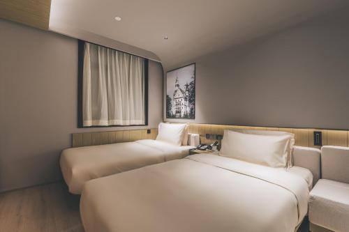 上海外滩南京东路亚朵轻居酒店客房内的一张或多张床位