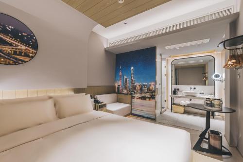 上海上海外滩南京东路亚朵轻居酒店的一间带大床的卧室和一间浴室
