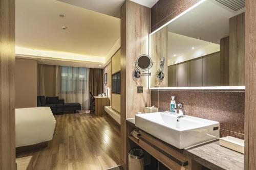 青岛青岛奥帆中心五四广场亚朵酒店的一间带水槽和镜子的浴室
