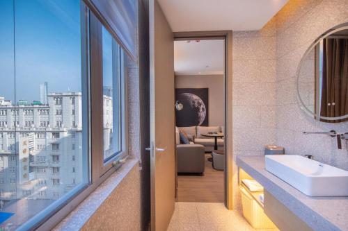 天津天津滨江道恒隆广场亚朵S酒店的一间带水槽和大窗户的浴室