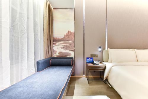 顺义北京临空新国展亚朵酒店的酒店客房设有两张床和窗户。