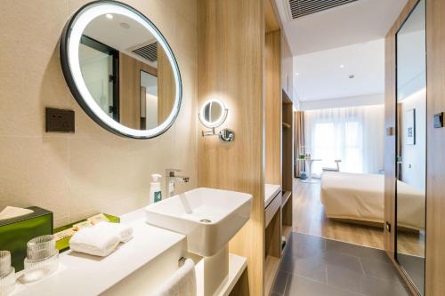 上海上海虹桥韩国街亚朵酒店的一间带水槽和镜子的浴室