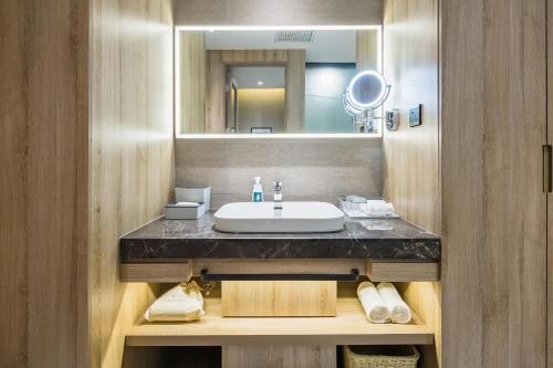 青岛青岛福州路樱花小镇亚朵酒店的一间带水槽和镜子的浴室