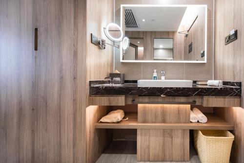 长沙长沙国金中心亚朵酒店的一间带水槽和镜子的浴室