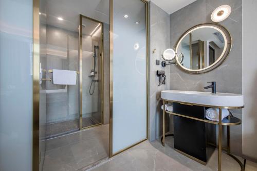 珠海珠海拱北口岸富华里CBD轻居酒店的一间带水槽和镜子的浴室