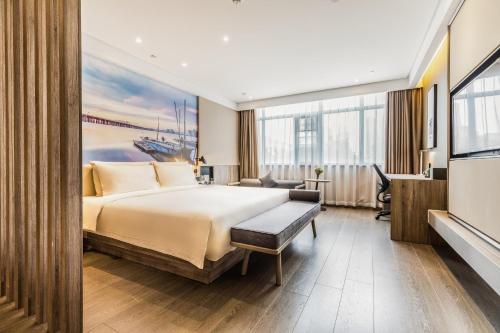 深圳深圳南山科技园科苑路亚朵酒店的配有一张床和一张书桌的酒店客房