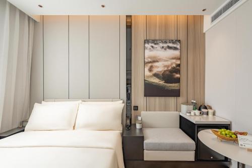 上海上海陆家嘴上海中心亚朵酒店的一间卧室配有一张床、一张桌子和一把椅子