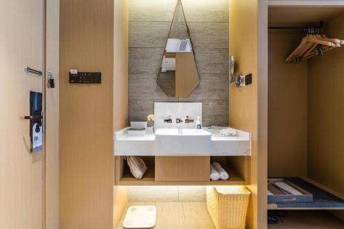 福州福州三坊七巷乌山路亚朵酒店的浴室设有白色水槽和镜子